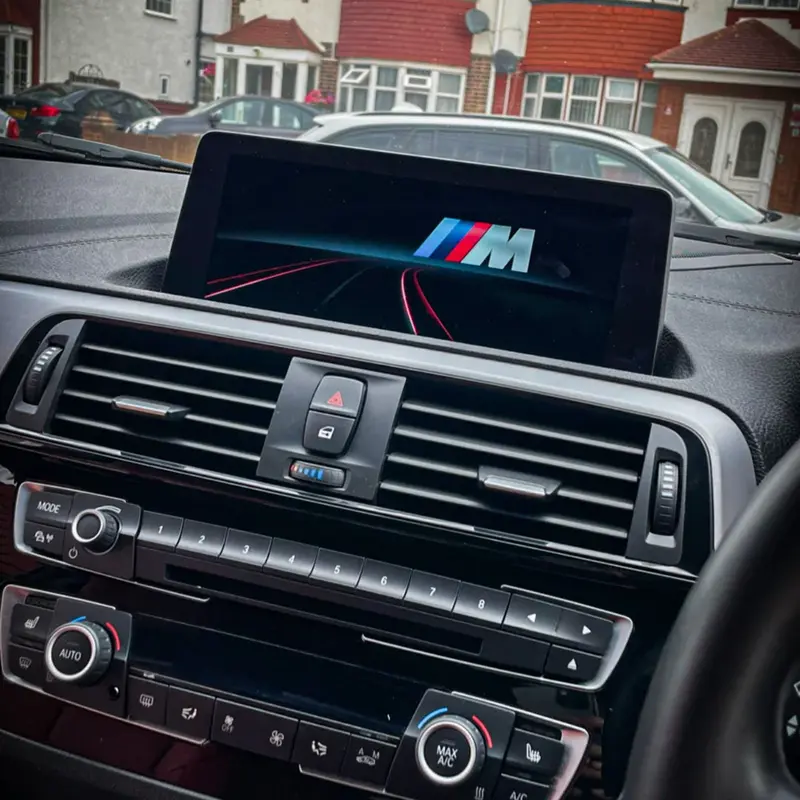 Animation M affichée sur un écran iDrive BMW