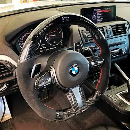 Volant BMW carbone et Alcantara posé en remplacement de l'origine